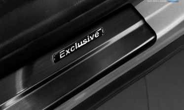 Накладки на пороги Toyota Rav 4 c черной эмблемой Exclusived фото