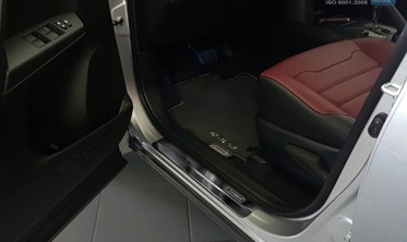 Накладки на пороги Toyota Rav 4 c черной эмблемой Exclusived фото