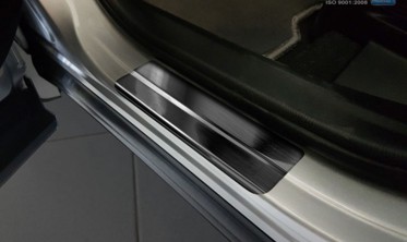 Накладки на пороги Toyota Rav 4 c черной эмблемой Exclusived фото