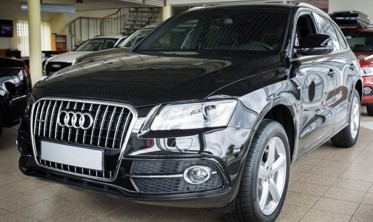 Защитная накладка на задний бампер c загибом AUDI Q5 (черная глянцевая) фото