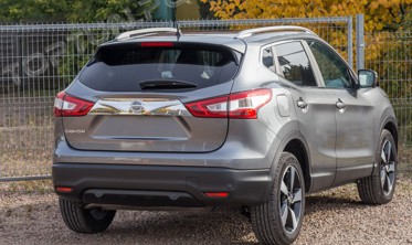 хром накладка на крышку багажника Nissan Qashqai с вырезом под значек фото