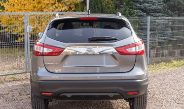 хром накладка на крышку багажника Nissan Qashqai с вырезом под значек фото