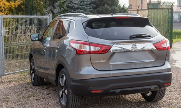 хром накладка на крышку багажника Nissan Qashqai с вырезом под значек фото