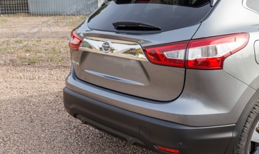 хром накладка на крышку багажника Nissan Qashqai с вырезом под значек фото