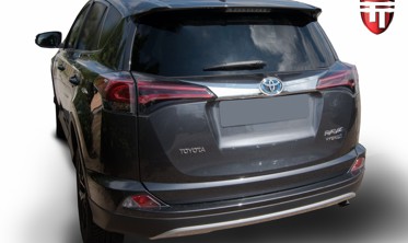 накладка на кришку багажника з вирізом під знак Toyota RAV4 (верхня) фото