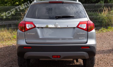 накладка на кришку багажника з вирізом під знак Suzuki Vitara II (верхня) фото