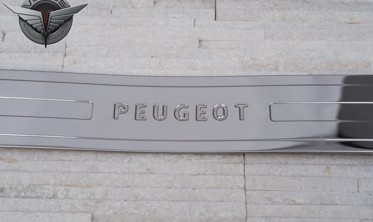 накладка на крышку багажника Peugeot 3008 (нижняя) фото