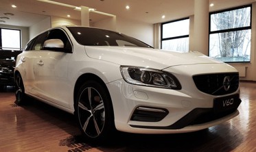 накладка на бампер із загином та ребрами Volvo V60 (чорна) фото