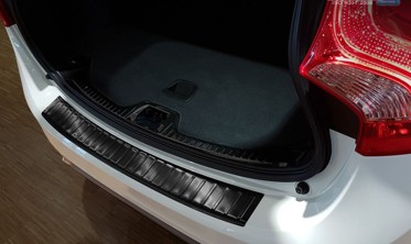 накладка на бампер із загином та ребрами Volvo V60 (чорна) фото