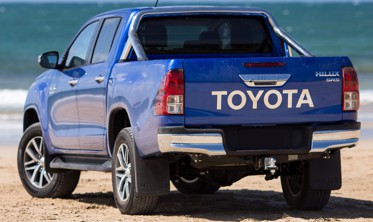 Задний бампер Toyota Hilux VIII 2015- с хром вставками фото
