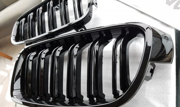 Решетка радиатора BMW 3 F30/F31 стиль М3 черный глянц фото