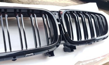 Решетка радиатора BMW G30 / G31 в стиле M5 черная глянцевая фото