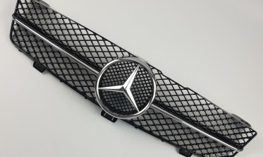 Хромована тюнінг решітка в Mercedes CLS-Class C219 2008-2010 рік (AMG) фото