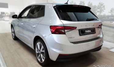 ЗАХИСНА НАКЛАДКА НА ЗАДНІЙ БАМПЕР Skoda Fabia 4 чорна фото