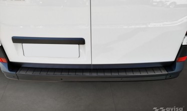 Черная защитная планка на задний бампер Volkswagen Crafter 2 фото