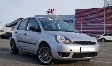 Тюнинговая решетка радиатора Ford Fiesta 6 черная дорестайлинг  фото