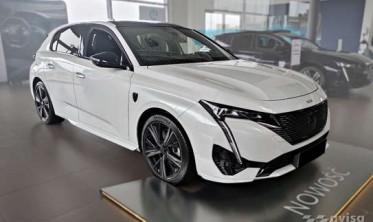 Чорна накладка на задній бампер Peugeot 308 MK3 фото