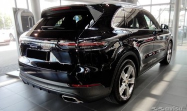 Чорна захисна накладка (ліства) на задній бампер Porsche Cayenne 3 фото