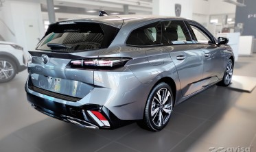 Чорна захисна накладка (планка) на край заднього бампера Peugeot 308 III SW (універсал) фото
