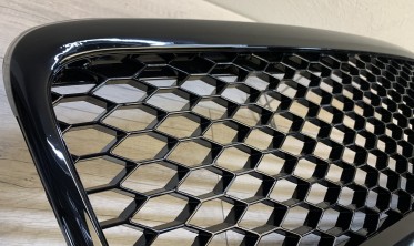 Тюнинговая решетка радиатора Audi A6 С6 глянцевая черная фото