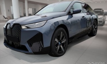 Чорна захисна накладка (ліства) на задній бампер BMW iX i20 фото