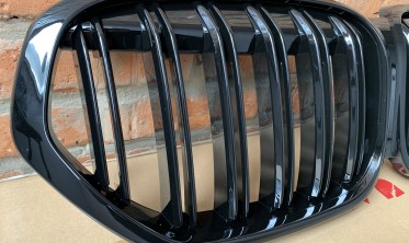 Решетка радиатора (ноздри) BMW X1 F48 LCI в М стиле  фото