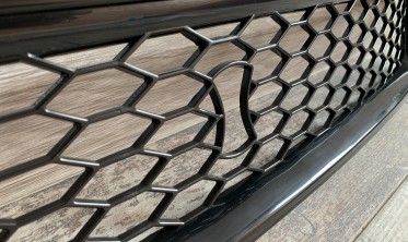 Решетка радиатора Audi A4 B5 в стиле RS черная фото