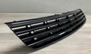 Решетка радиатора VW Passat B5 (3B) дорестайлинг черная фото