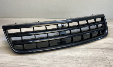 Тюнинговая решетка радиатора VW Touareg 1 черная без логотипа фото