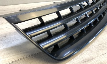 Тюнинговая решетка радиатора VW Touareg 1 черная без логотипа фото