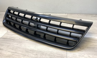 Тюнинговая решетка радиатора VW Touareg 1 черная без логотипа фото