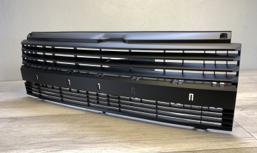 Решетка радиатора VW T4 черная дорестайл без логотипа фото