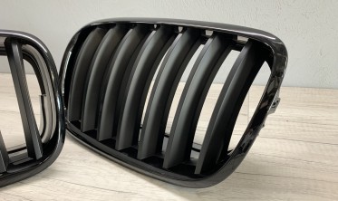 Решітка радіатора X5 E70 / X6 E71 з глянцевою рамкою фото