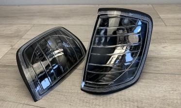 Тюнинговые повороты передние Mercedes W124 черные фото
