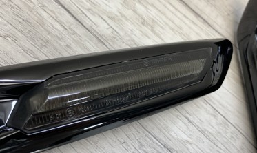 Повторювачі поворотів світлодіодні BMW F10, F11 чорні, динамічні фото