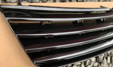 Решетка радиатора VW Passat B5 (3B) дорестайлинг черная глянцевая фото
