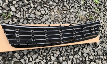 Решетка радиатора VW Passat B5 (3B) дорестайлинг черная глянцевая фото