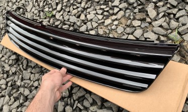 Решетка радиатора VW Passat B5 (3B) дорестайлинг черная глянцевая фото