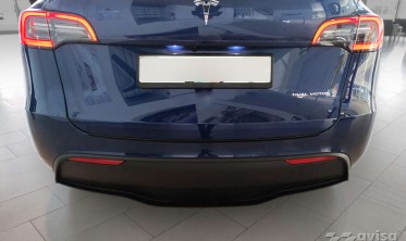 Черная защитная накладка на задний бампер Tesla Model Y фото