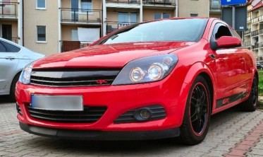 Черные фары передние Opel Astra H с кольцами Angel Eyes фото