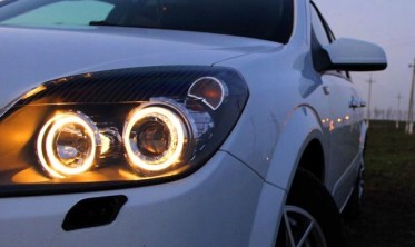 Черные фары передние Opel Astra H с кольцами Angel Eyes фото