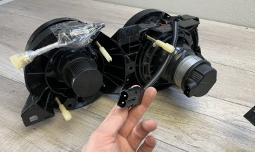 Фары передние BMW E30 с линзой и крестом (дизайн Hella Black) фото