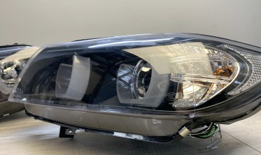 Фары передние BMW E90 / E91 черные с U-LED ангельскими глазками фото