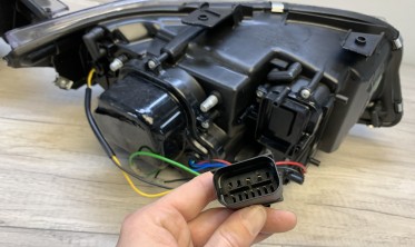 Фары передние BMW E90 / E91 черные с U-LED ангельскими глазками фото