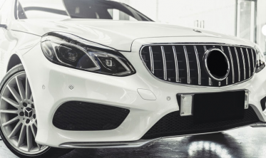 Тюнинговая решетка радиатора Mercedes W212 2013-2016 Panamericana с хром. вставками фото