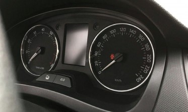 Хромовані кільця для декору панелі приладів Skoda Rapid фото