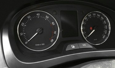 Хромовані кільця для декору панелі приладів Skoda Rapid фото