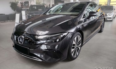 Защитная черная накладка (планка) на задний бампер Mercedes EQE (V295) фото