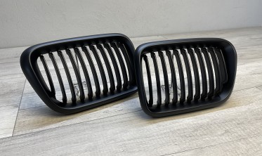 Черные решетки радиатора BMW E36 рестайлинг фото