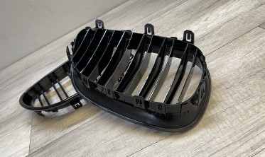 Решетка радиатора BMW E60 спорт стиль, черная глянцевая фото